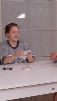 Jogar cartas é muito chato quando você pode chupar debaixo da mesa