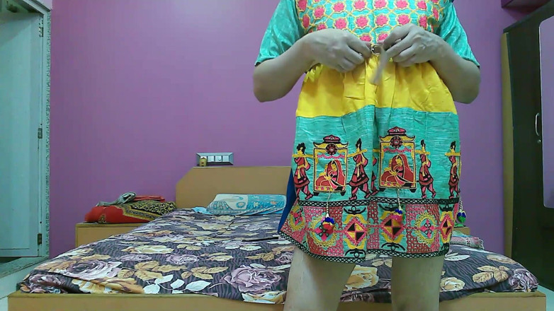 Cute & Nude Crossdresser: Cewek nakal pecinta bdsm lagi asik masturbasi pakai gaun pendek...