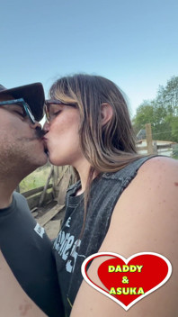 Entuziasmată în afara Coopului de Pui