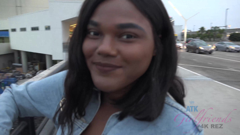 ATK Fans (Girlfriends): Vacanze virtuali a Barcellona con il caldo choco Yara Skye 1/3