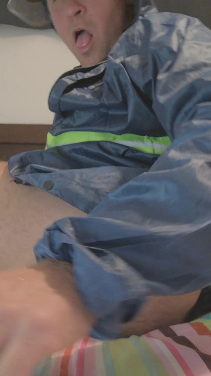 Chemanuchao: ホテルの警備員が瓶の上に座っている