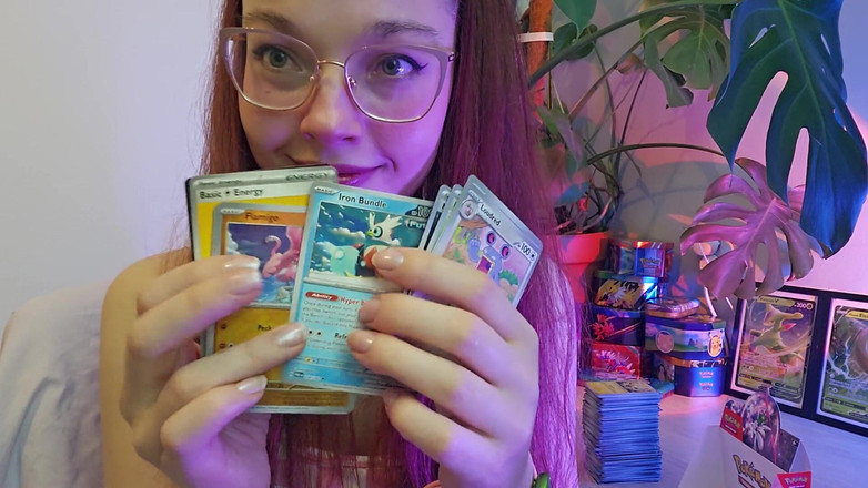 petitesubkitten: Asmr hračky tahá roztomilou zrzku