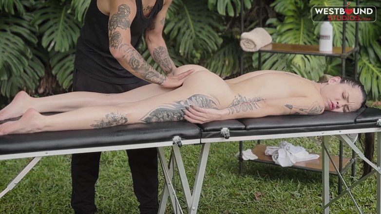 Run good girls: Yessica Bunny Fucked in Erotic Massage