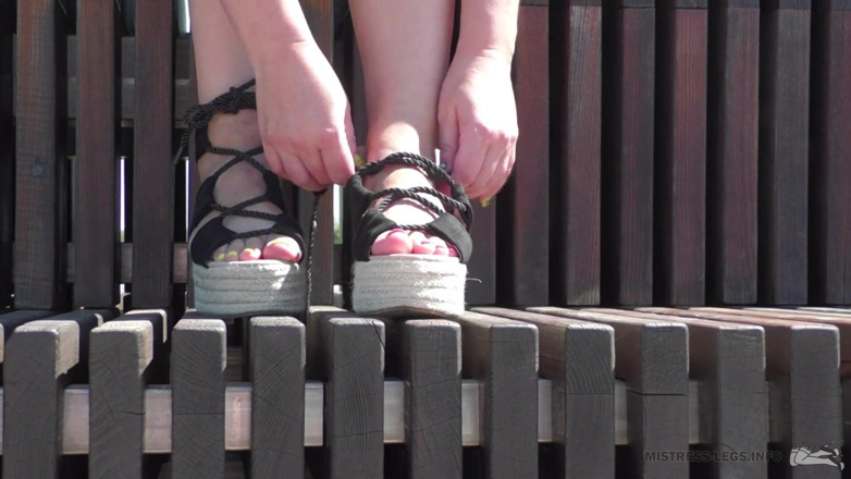 Mistress Legs: Mistress bare feet in the park