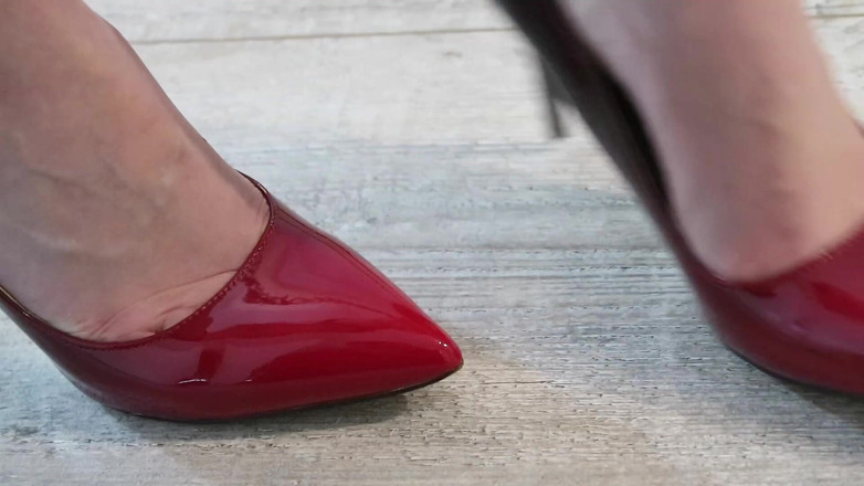 Anna Booty: Je trempe et mes pieds jouent dans des talons hauts...