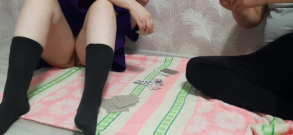 Vik_All: 继妹在打牌时被狂操，以至于她不小心露出了她的阴户。