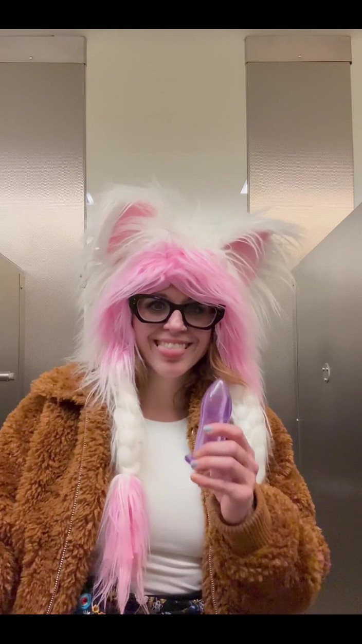 Suzy Wylde: Na letišti se chystáme na další anální trénink