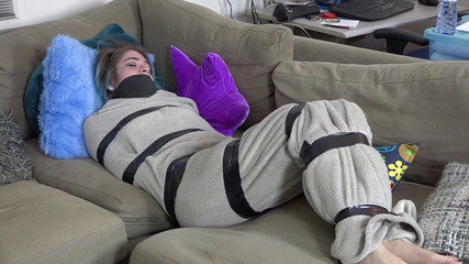 Restricting Ropes: Luna Grey - zahalená deka