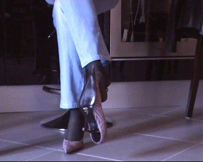 Nyllady: 흑인 팬티 스타킹과 핑크 펌프스를 신은 신발 플레이