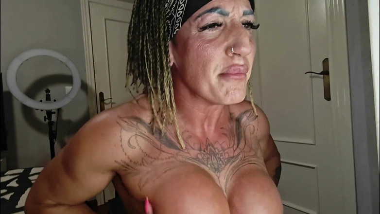 Danaxmuscles: Ломаю яйца и члены моих поклонников