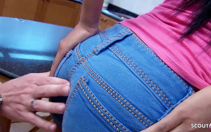 Full porn collection: Asyalı sıska genç palite otelde tatilciler tarafından ırklararası sikiliyor