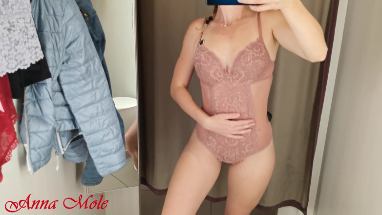 Anna Mole: Gadis itu suka mencoba pakaian dalam yang berbeda dan merekamnya...