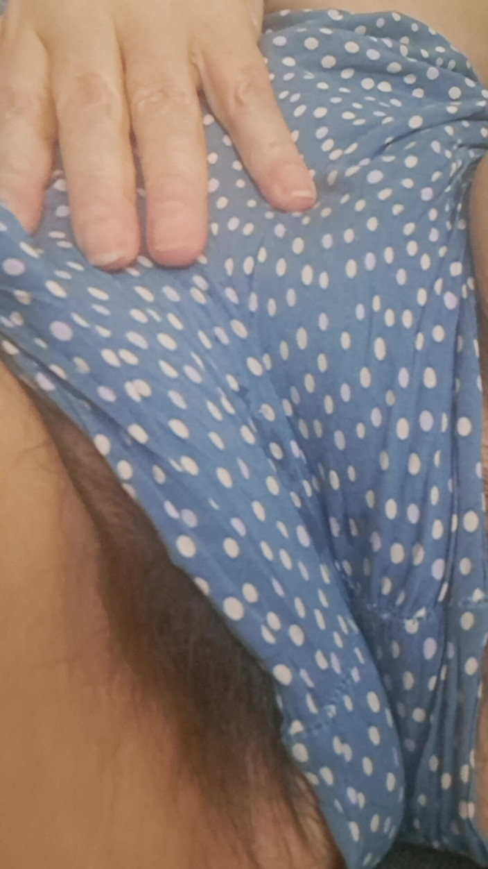 Mommy big hairy pussy: Anne yatakta, yatmadan önce mastürbasyon yapmak için ateşli amına dokunuyor