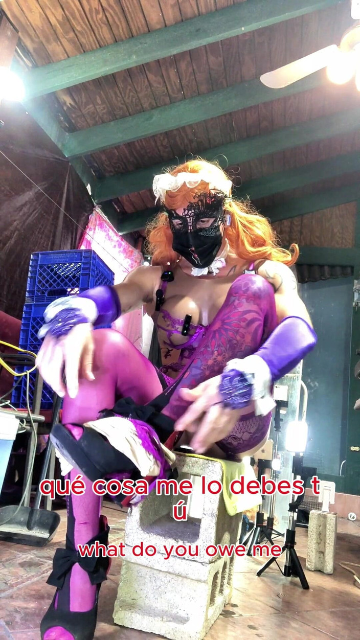 Benito414: 紫色のランジェリー姿のセクシーなシーメールが彼の尻にボトルを挿入している