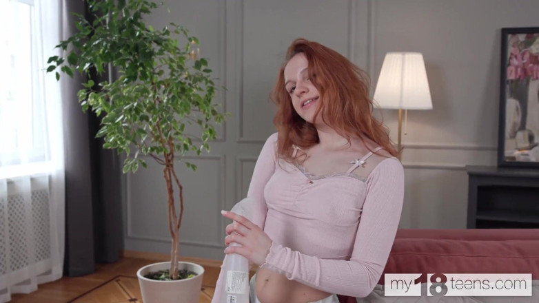 My 18 Teens: My18teens - Krásná zrzka dívka škádlí její kundičku