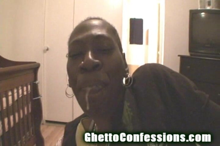 Ghetto Confessions: L’obscurité coquine, une nana noire suce des couilles blanches et...