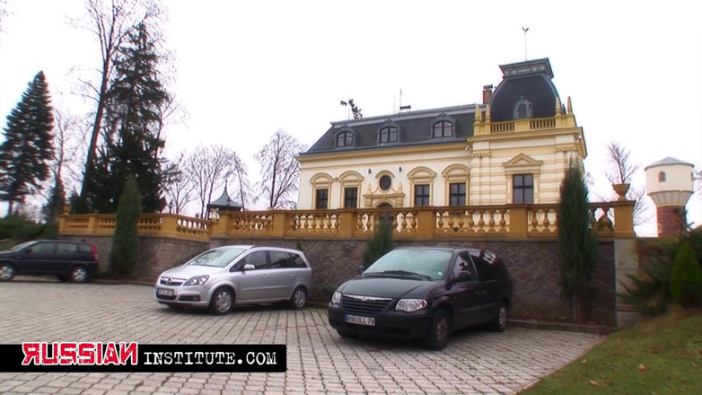 Russian Institute: Una doppia penetrazione bollente in auto con Carla Cox