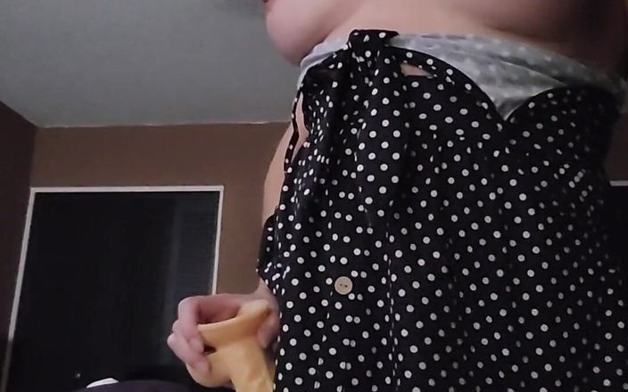 Elite lady S: Неслухняна американська сусідка по кімнаті мастурбує з грою сосків, насосом для пизди та їздою на ділдо