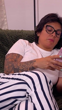 Profesoara matură sexy este coruptă prin apărarea fiului ei vitreg