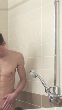 Video esclusivo senza preservativo: Incredibile scopata anale in bagno con due gay sexy arrapate