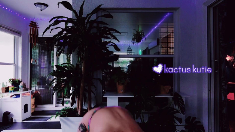 kactus kutie: 야외에서 어두워지는 동안 kute klothes를 시도