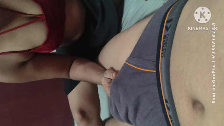 Soniya1997: 让小嫂吮吸我的鸡巴并离开了