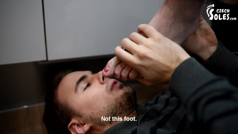 Czech Soles - foot fetish content: Yemek pişirirken karısının seksi ayaklarına tapıyor