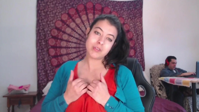 DragonGalaxy11: O çalışırken kamerada göğüslerimi gösteriyorum