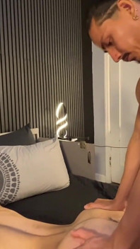 Edgar Twink dikongkek zakar thug Latino tanpa kondom