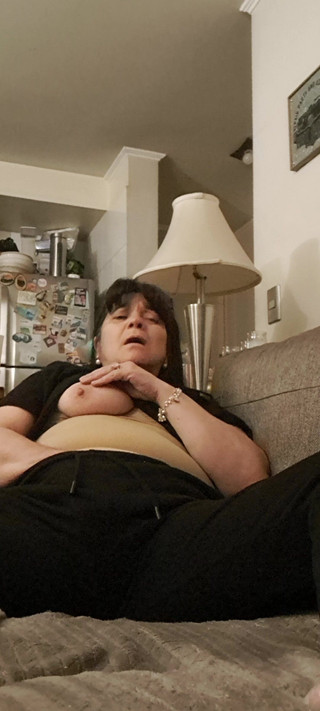 Mommy big hairy pussy: Lihat, aku seksi dan basah.