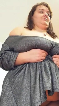 Charlotte büyük memelerini sallıyor