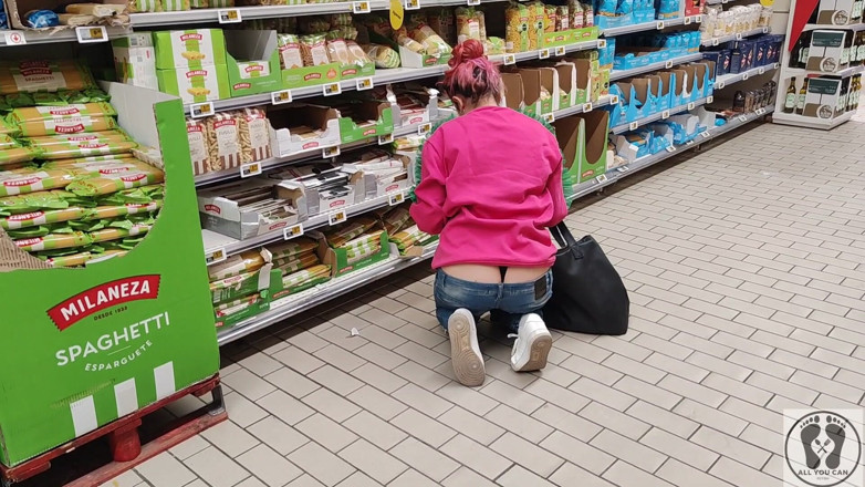 All You Can Fetish: Rebeca addams si cewek sange dengan celana jins di supermarket