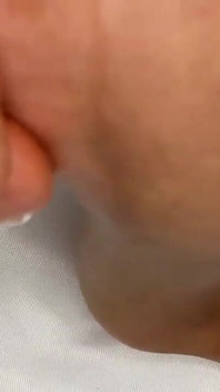Pink Foxx kroutí prsty s francouzskou pedikúrou