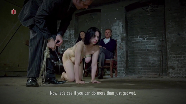 Inquisition and prison world: 굴욕적인 방법으로 집안일을 하는 Housmaid