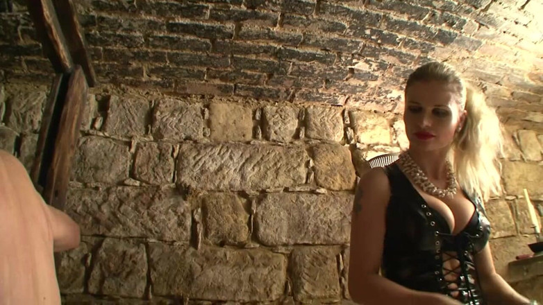 Absolute BDSM films - The original: Eles humilhados chicotearam o escravo