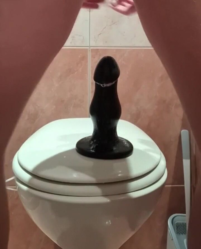 NoFace Twink X: Ateşli eşcinsel ibne büyük anal dildoya biniyor