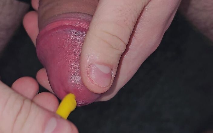 TimonDrostus: Vložte do mého penisu různé tlusté kolíky