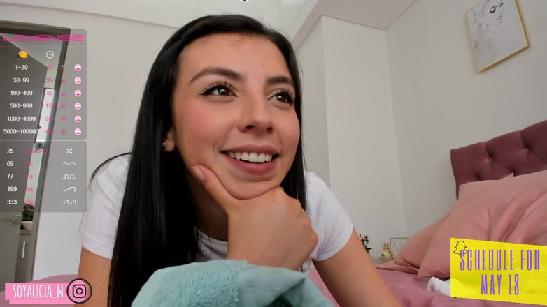 Cute Alice: Roztomilá Alice klečí před vámi, její tvář zbožní tvého ptáka,...