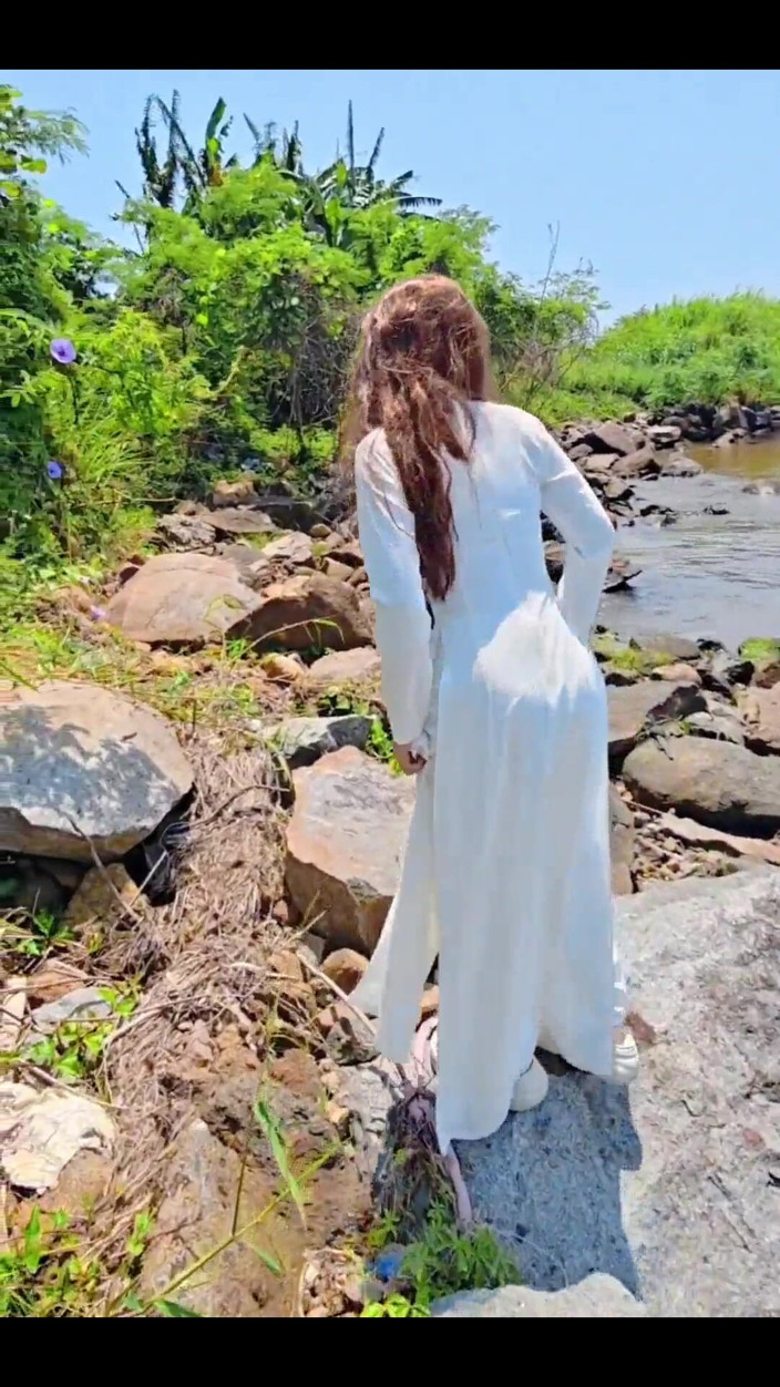 Suriokawa: 해변의 바나나 덤불에서 Ao Dai와 빠르게 섹스 - 1부