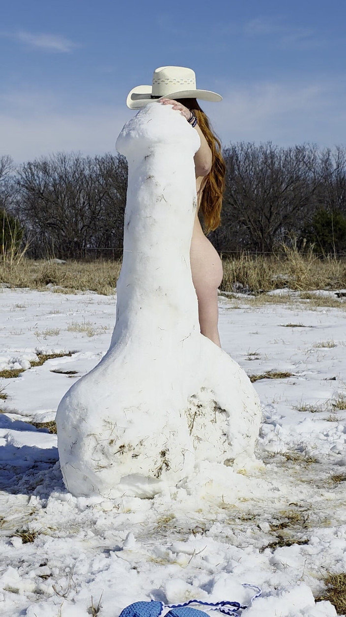 NaughtyRedFarmgirl: Zrzka pomalý striptýz tření těla na sochařii sněhových čůráků