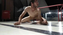 Totalmente desnuda en centro comercial