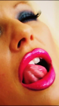 Michelle Thorne își are țâțele acoperite de spermă