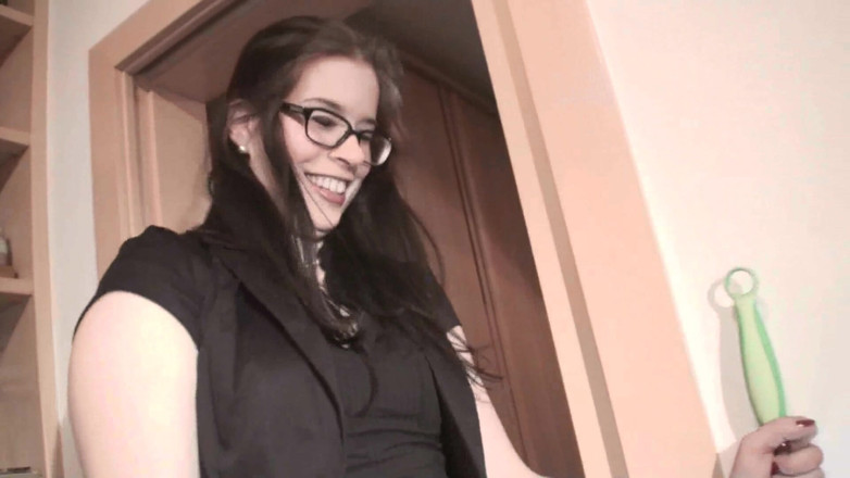 Femdom Austria: 裸で掃除