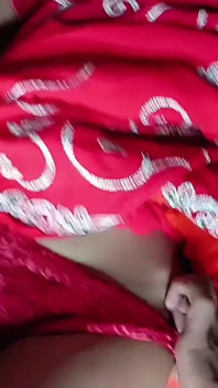 Bhabhi trong red saree làm tình với anh rể của cô ấy, anh rể đeo một chiếc nhẫn lên dương vật của anh ấy và đụ anh ta, video khiêu dâm tiếng Hin-di Ấn Độ