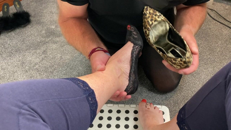 Mr MF: 熟女的脚允许她的脚男脱下她的鞋子和臭气的插槽