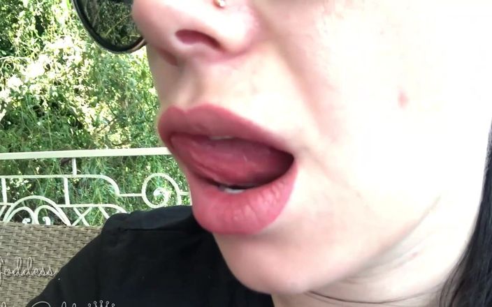 Goddess Misha Goldy: セクシーな大きな唇の舐め&amp;amp;唇の匂いを嗅ぐ&amp;amp;キスメガネフェチ湖で