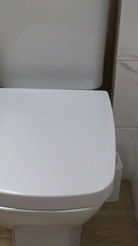 Tuvalet kamerası yaşlı amcığın işediğini izliyor. Amatör fetiş. PAWG.