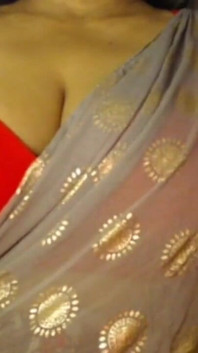 Seksi köylü ateşli kız sutyen açık göğüsler gösterisi.