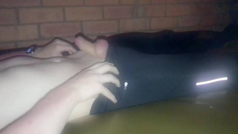 Aussie bi boy: 水床上的透明肉光手淫 29-12-2019