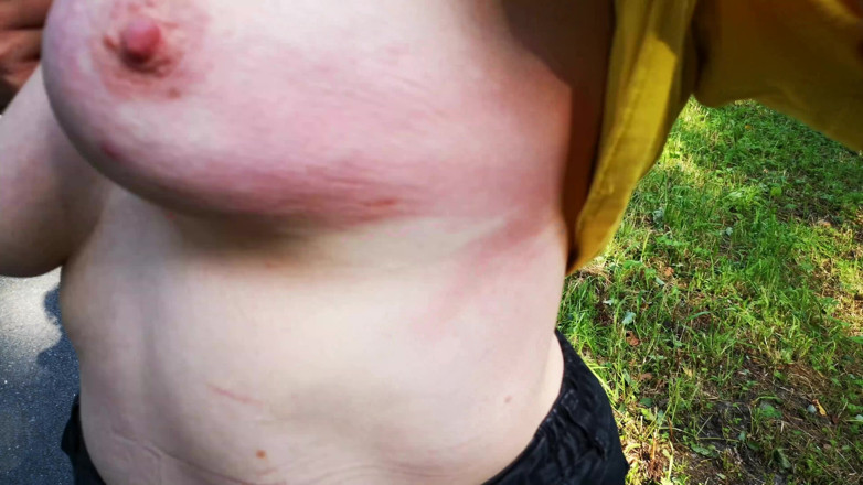 Bouncy Tits Action: Цицьки відлупцьовані на вулиці